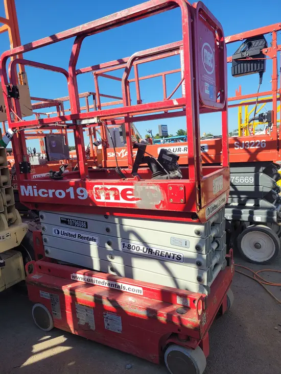 2018 MEC MICRO 19 Scissor Lift