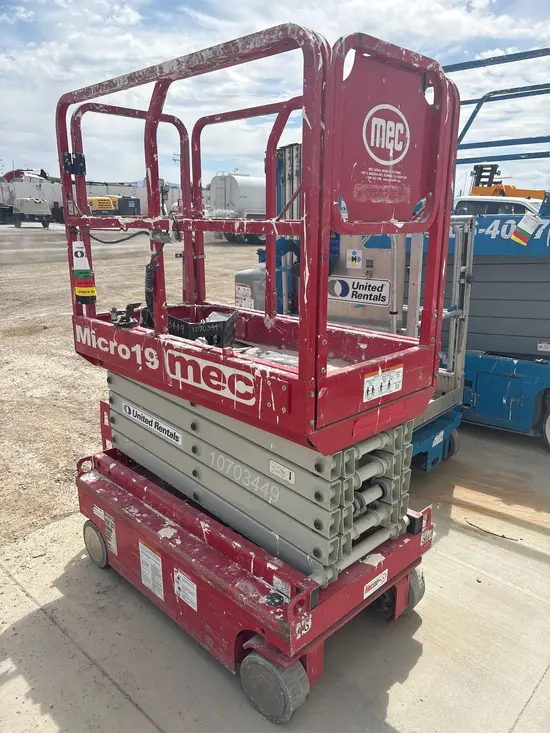 2017 MEC MICRO 19 Scissor Lift