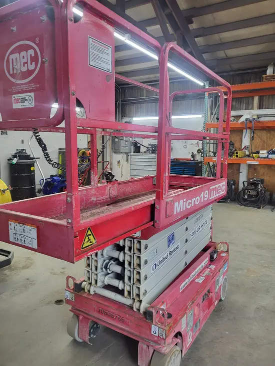 2018 MEC MICRO 19 Scissor Lift