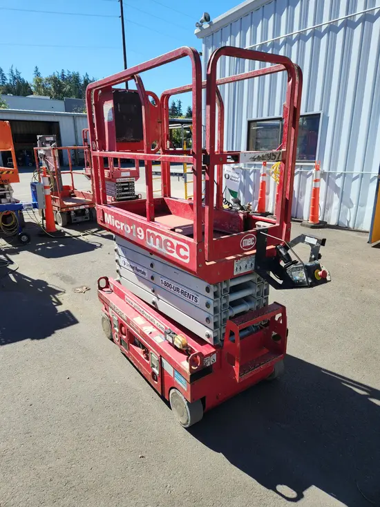 2018 MEC MICRO 19 Scissor Lift