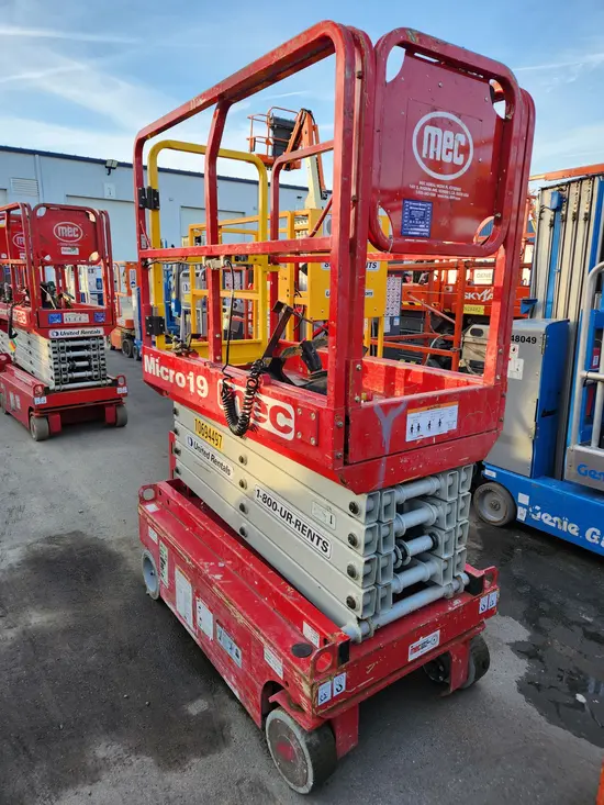 2017 MEC MICRO 19 Scissor Lift
