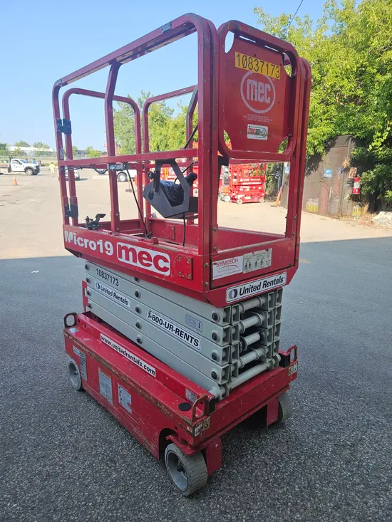 2018 MEC MICRO 19 Scissor Lift