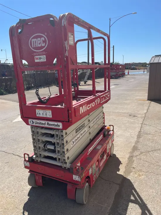 2018 MEC MICRO 19 Scissor Lift