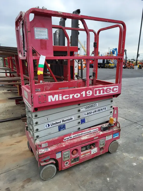 2018 MEC MICRO 19 Scissor Lift