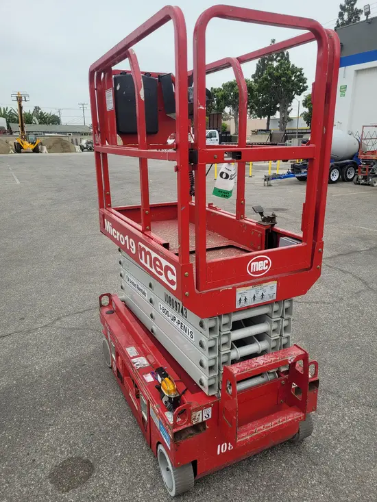 2018 MEC MICRO 19 Scissor Lift