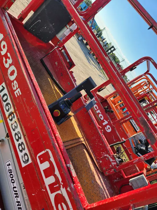 2017 MEC 1930SE Scissor Lift