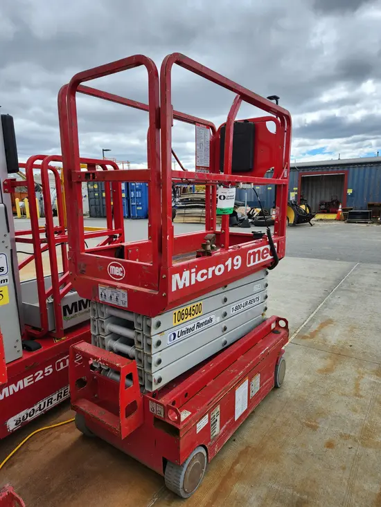 2017 MEC MICRO 19 Scissor Lift