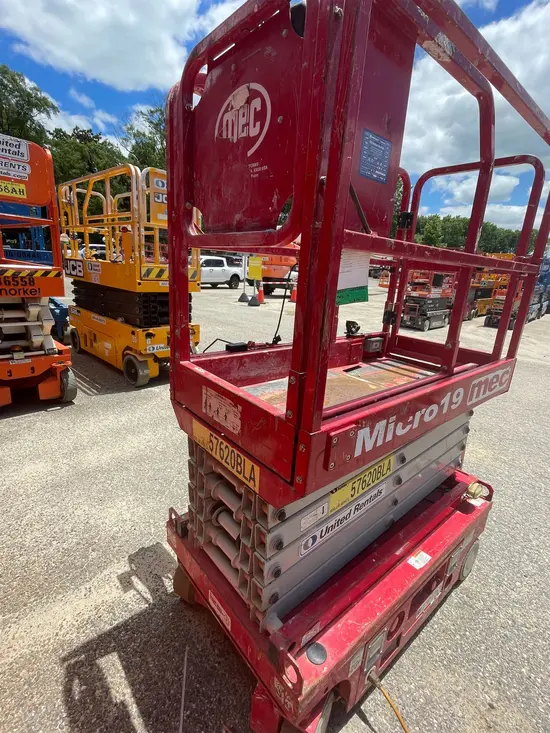 2018 MEC MICRO 19 Scissor Lift