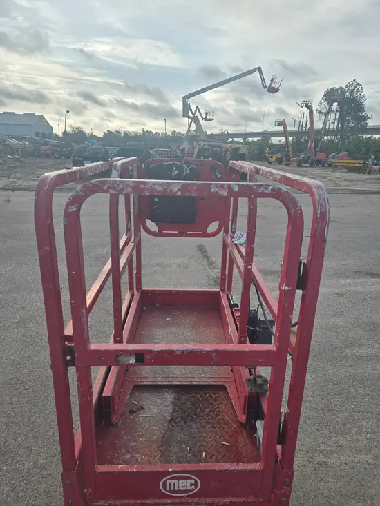 2018 MEC MICRO 19 Scissor Lift