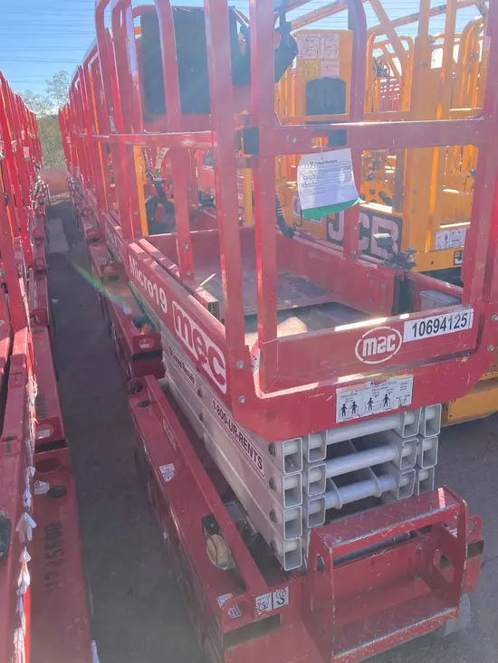 2017 MEC MICRO 19 Scissor Lift