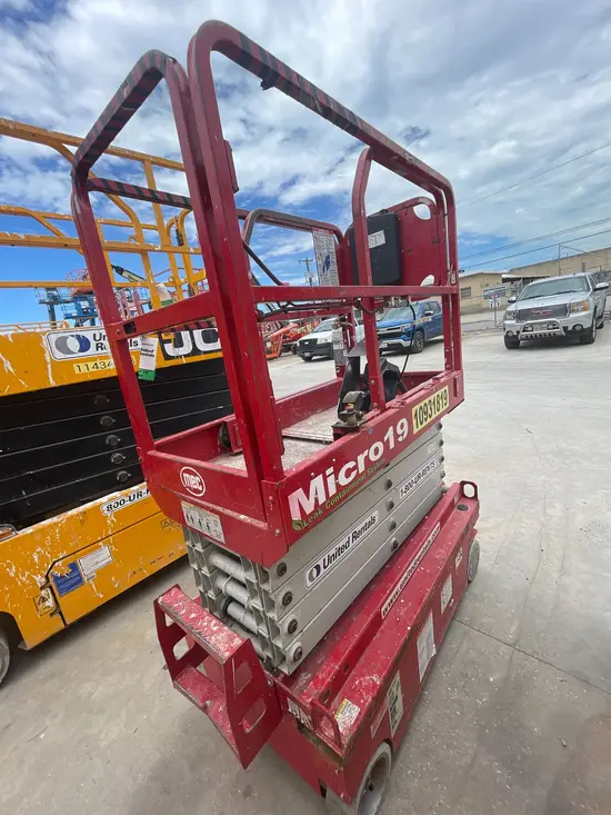 2019 MEC MICRO 19 Scissor Lift