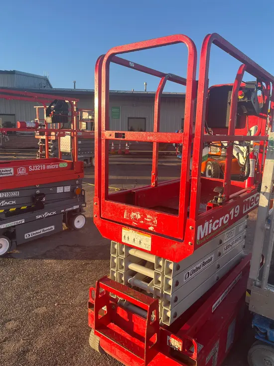 2019 MEC MICRO 19 Scissor Lift