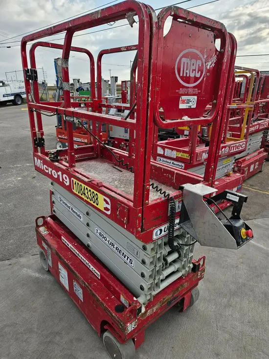 2018 MEC MICRO 19 Scissor Lift