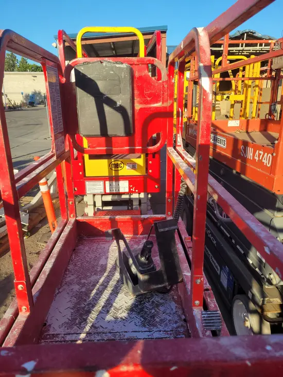 2018 MEC MICRO 19 Scissor Lift