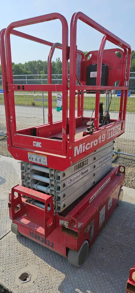 2018 MEC MICRO 19 Scissor Lift