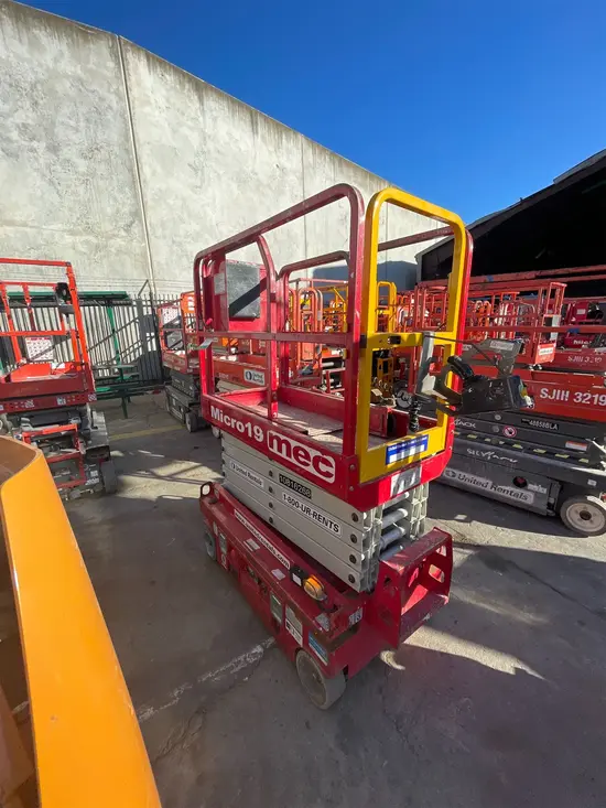 2018 MEC MICRO 19 Scissor Lift