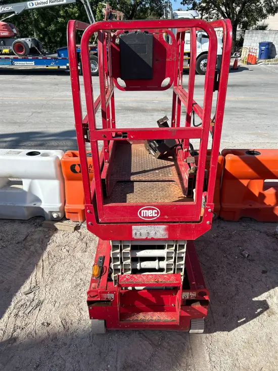 2018 MEC MICRO 19 Scissor Lift