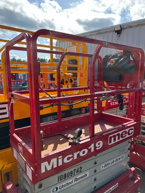 2018 MEC MICRO 19 Scissor Lift