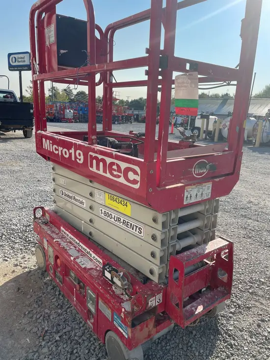 2018 MEC MICRO 19 Scissor Lift