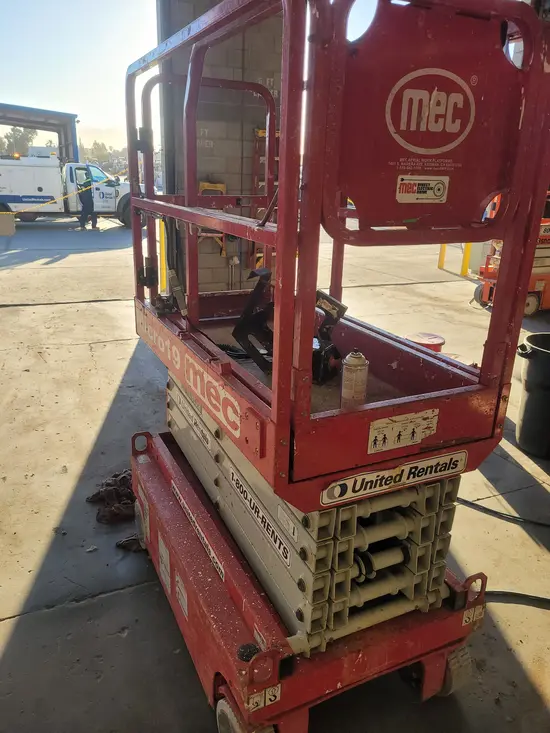 2018 MEC MICRO 19 Scissor Lift