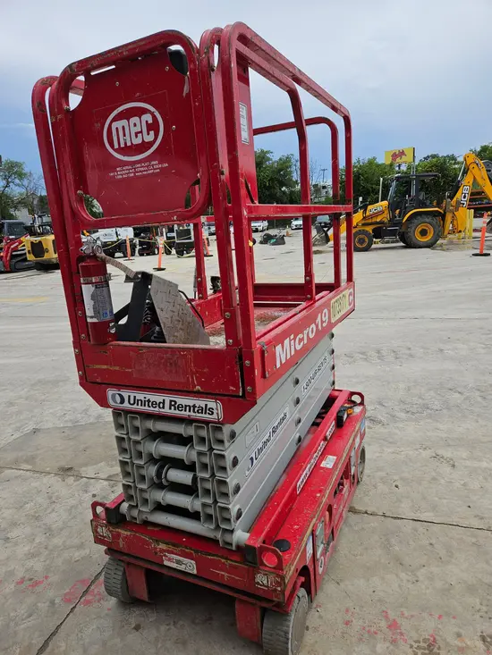 2018 MEC MICRO 19 Scissor Lift