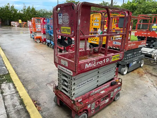 2018 MEC MICRO 19 Scissor Lift