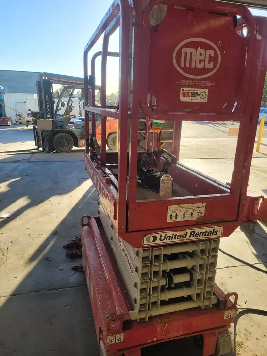 2018 MEC MICRO 19 Scissor Lift