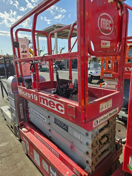 2019 MEC MICRO 19 Scissor Lift