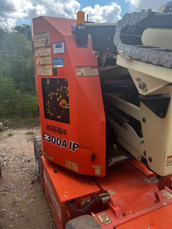 2015 JLG E300AJP Articulating Boom Lift