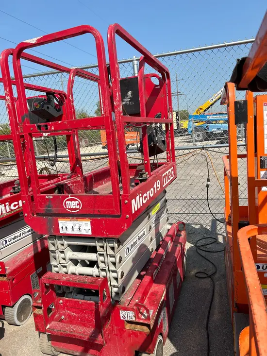 2018 MEC MICRO 19 Scissor Lift