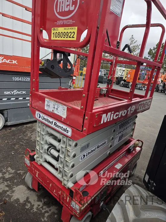 2018 MEC MICRO 19 Scissor Lift