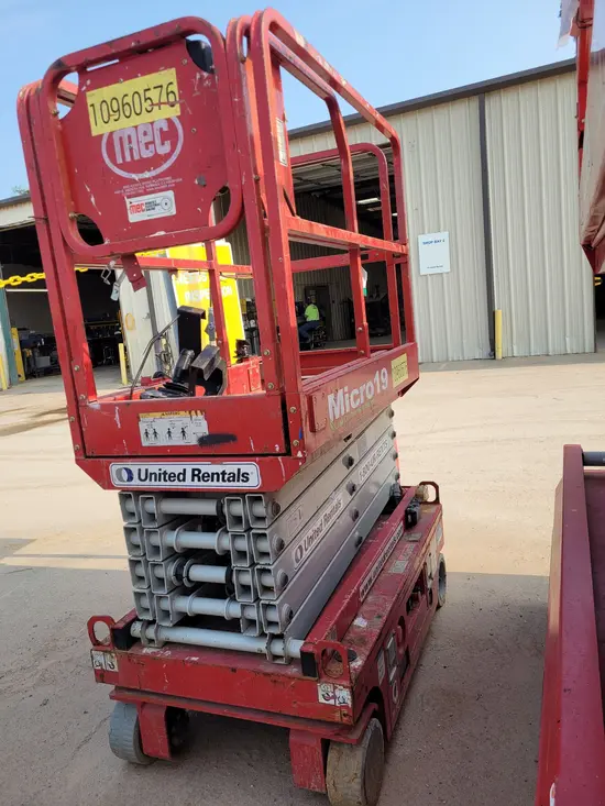 2019 MEC MICRO 19 Scissor Lift