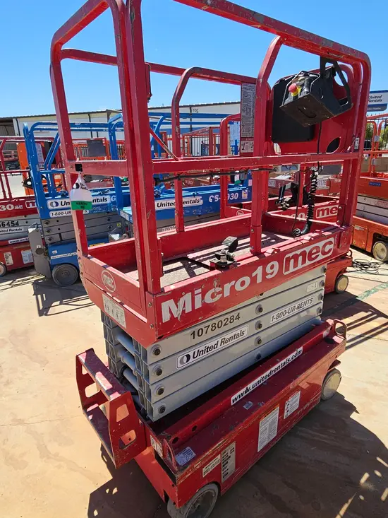 2018 MEC MICRO 19 Scissor Lift