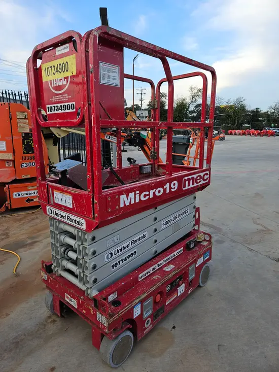 2018 MEC MICRO 19 Scissor Lift