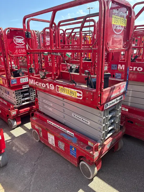 2019 MEC MICRO 19 Scissor Lift