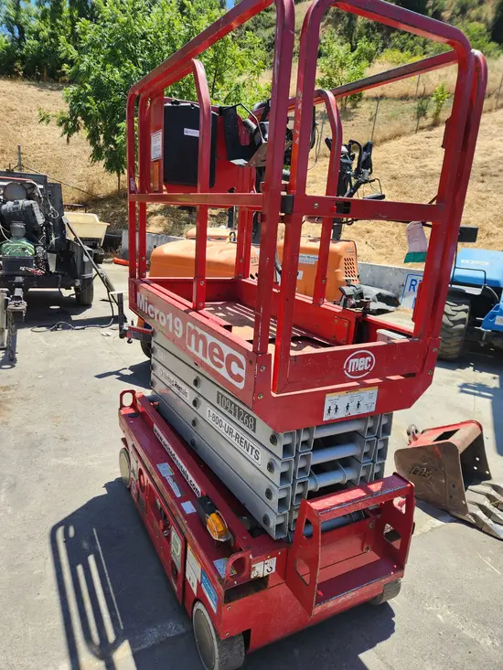 2019 MEC MICRO 19 Scissor Lift