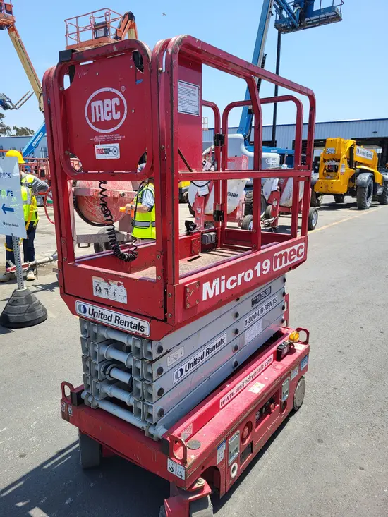2018 MEC MICRO 19 Scissor Lift
