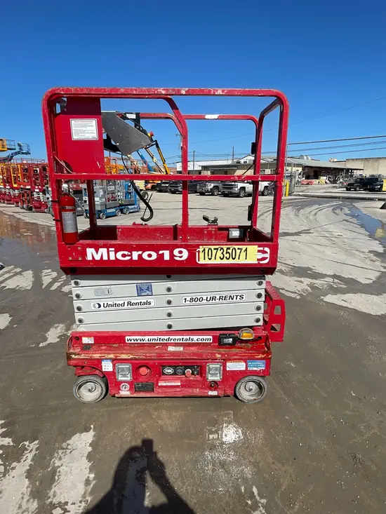 2018 MEC MICRO 19 Scissor Lift