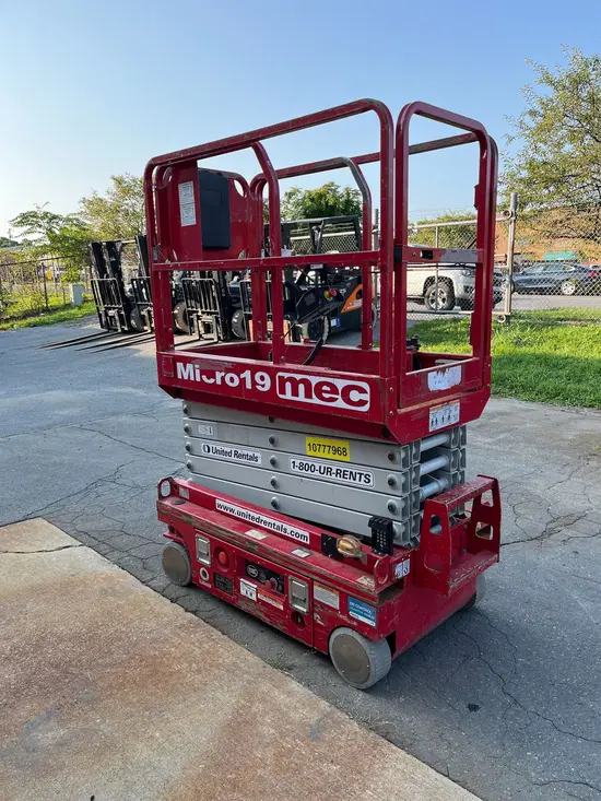 2018 MEC MICRO 19 Scissor Lift