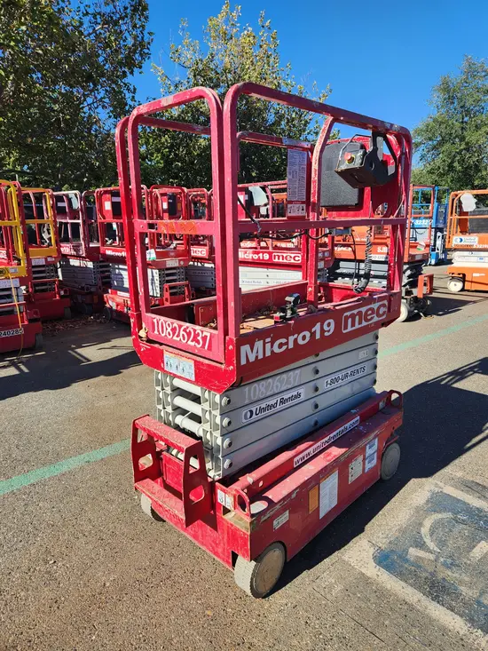 2018 MEC MICRO 19 Scissor Lift