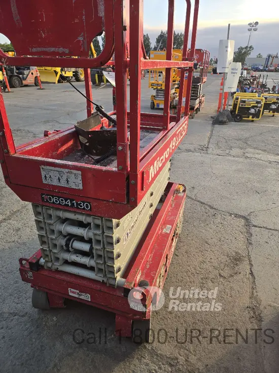 2017 MEC MICRO 19 Scissor Lift