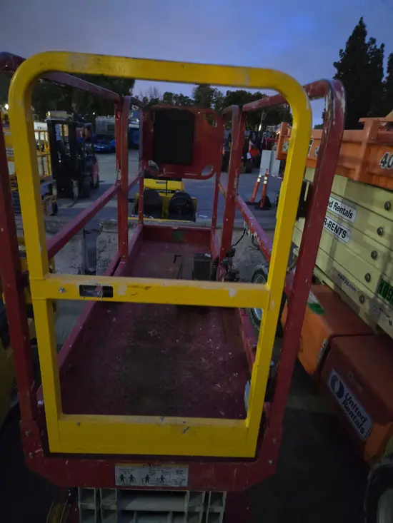 2019 MEC MICRO 19 Scissor Lift