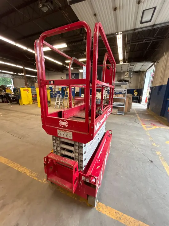 2018 MEC MICRO 19 Scissor Lift