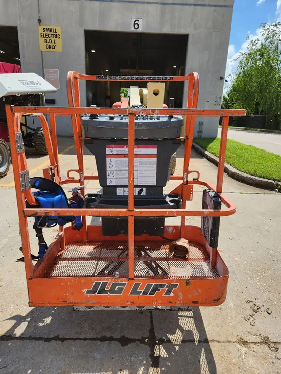 2016 JLG E400AJPN Articulating Boom Lift