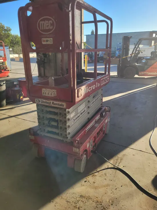 2018 MEC MICRO 19 Scissor Lift