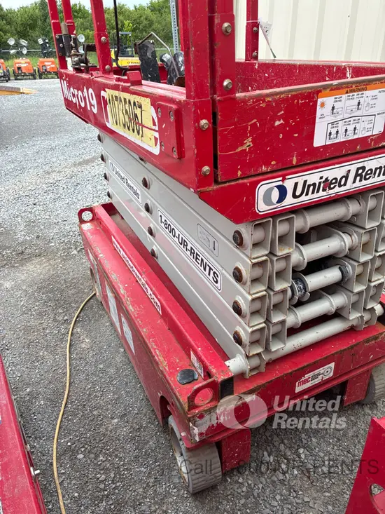 2018 MEC MICRO 19 Scissor Lift