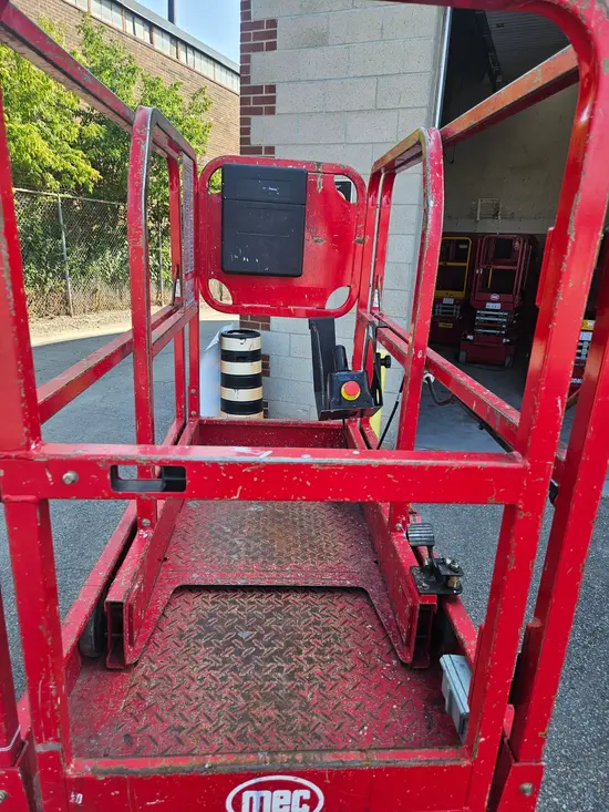 2018 MEC MICRO 19 Scissor Lift