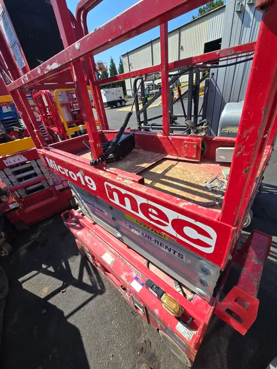 2018 MEC MICRO 19 Scissor Lift