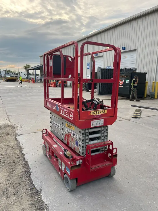 2018 MEC MICRO 19 Scissor Lift