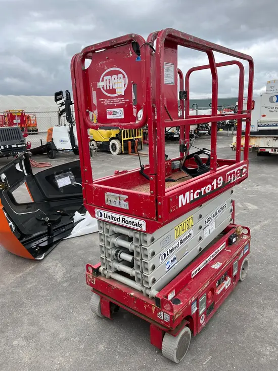 2018 MEC MICRO 19 Scissor Lift